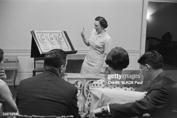 School Of Future Parents In New York. New York-Octobre 1957- Une école pour les futurs parents: dans une salle équipée d'un présentoir montrant un...