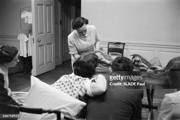 School Of Future Parents In New York. New York-Octobre 1957- Une école pour les futurs parents: dans une salle, une femme enseignant à de jeunes...