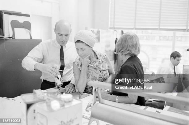 Mala Rubinstein And Her Beauty Institute. New York- 26 juillet 1966- Reportage sur Mala RUBINSTEIN et son Institut de beauté: celle-ci coiffée d'un...