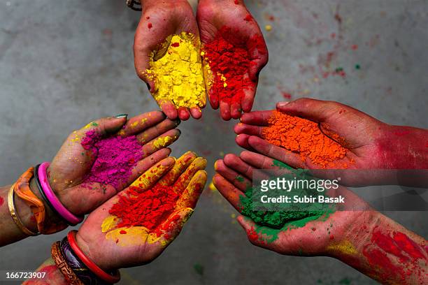 holi festival -colors - hands - india - bracelet festival photos et images de collection