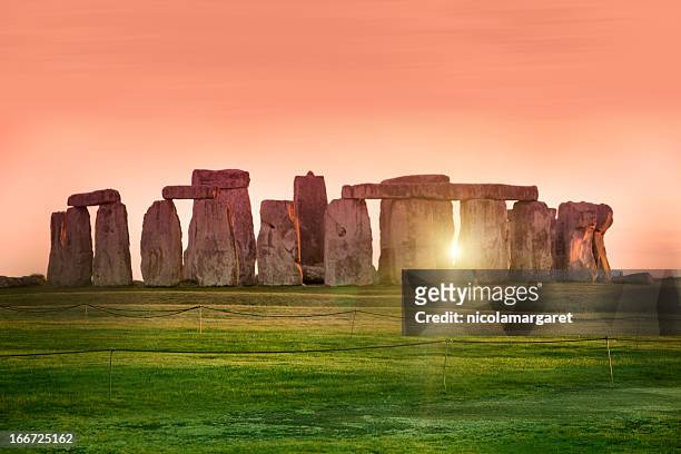 sunset at the stonehenge, united kingdom - winterzonnewende stockfoto's en -beelden