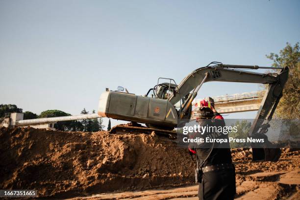 Operators and members of the UME participate in the repair work of the Picadas reservoir pipeline in Aldea del Fresno, on September 8 in Aldea del...