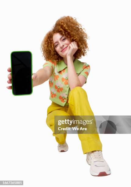 woman showing device screen - tonen stockfoto's en -beelden