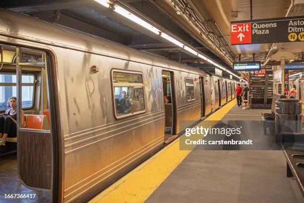 subway train at the platform - new york city subway stock pictures, royalty-free photos & images