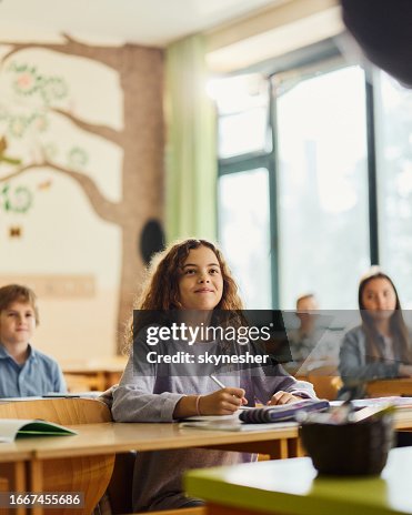 Studente elementare sorridente su una classe a scuola. Studente elementare sorridente su una classe a scuola.