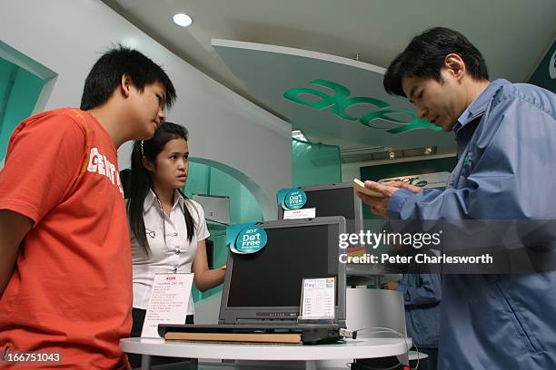 Retail Owner Computer Photos and Premium High Res Pictures - Getty Images