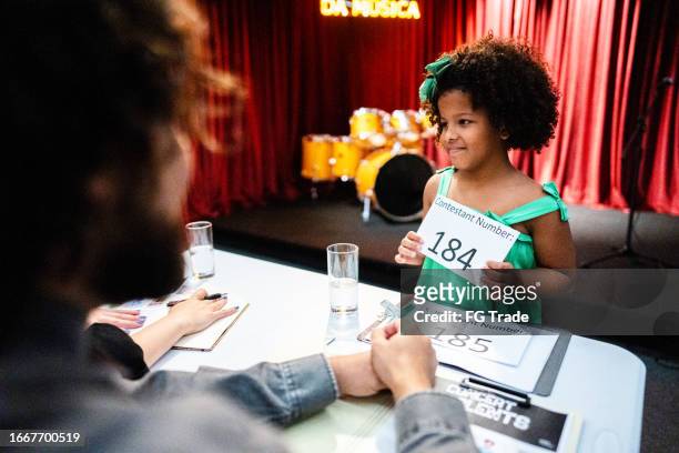 girl talking to judges in a music contest - jury - entertainment photos et images de collection