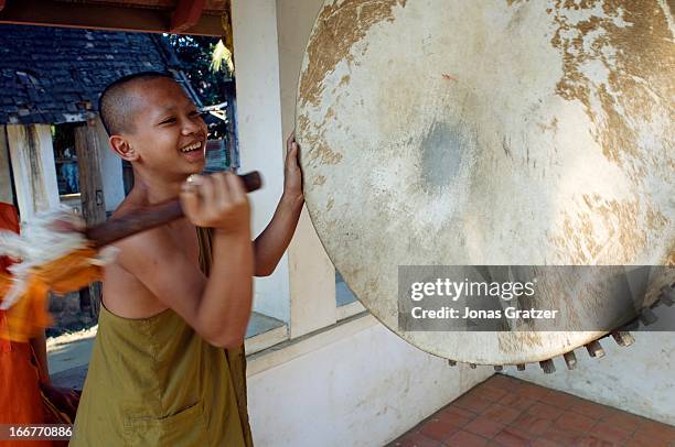Man Ringing Gong Ringing Gong Photos and Premium High Res Pictures - Getty Images