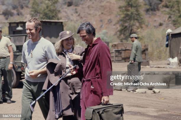 Mike Farrell, Alan Alda and Loretta Swit during the filming of television show M*A*S*H, United States, August 1976. They play the characters Capt....