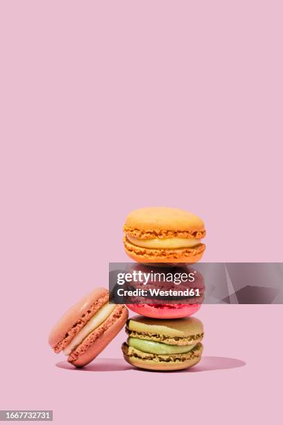 macaroons stacked on pink background - biskvi bildbanksfoton och bilder