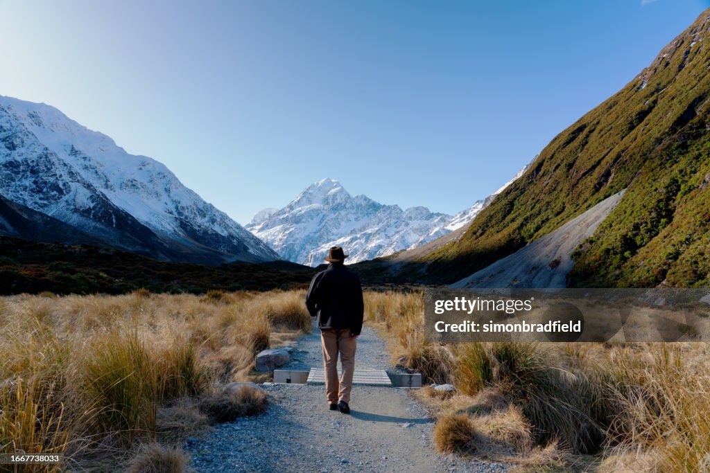 Hombre con Fedora viaja al Parque Nacional Mt Cook, Isla Sur de Nueva Zelanda