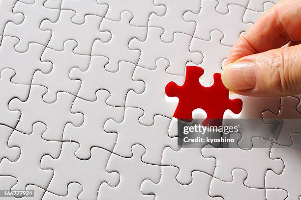 realice una red última pieza del rompecabezas - puzzle fotografías e imágenes de stock