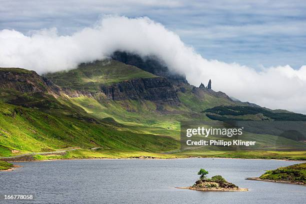 the old man of storr - old man of storr stock pictures, royalty-free photos & images
