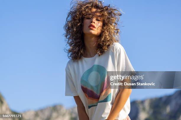 mèches bouclées dans la nature - glamour photos et images de collection