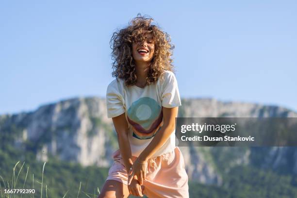 wild beauty in shorts - schoonheidsspecialist natuur stockfoto's en -beelden
