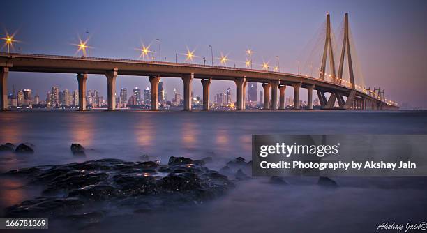 bandra worli sea link - mumbai bridge fotografías e imágenes de stock