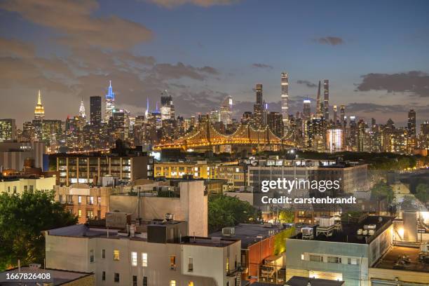 la ligne d’horizon de manhattan la nuit vue du queens - long island city photos et images de collection