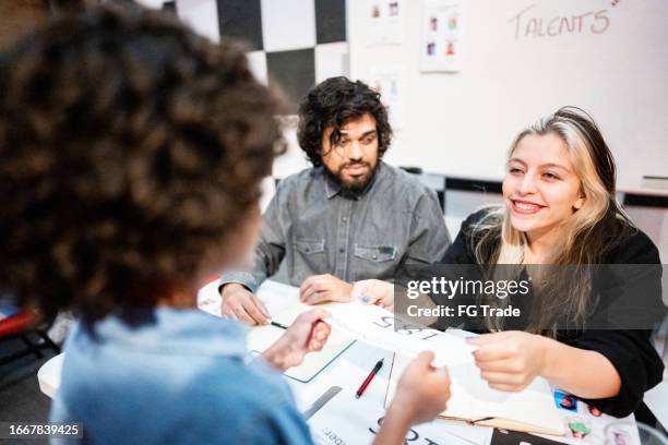 judges talking to a contestant in a music contest - giving feedback stock pictures, royalty-free photos & images