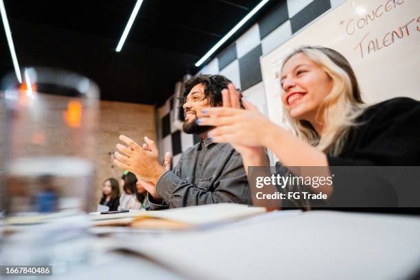 judges clapping during a performance in a music contest - júri entretenimento imagens e fotografias de stock