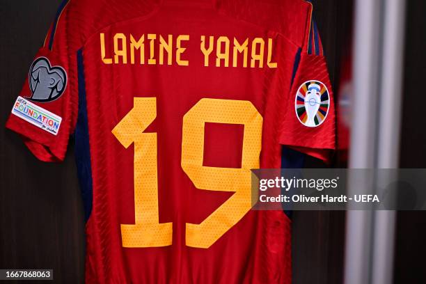 Lamine Yamal Photos and Premium High Res Pictures - Getty Images