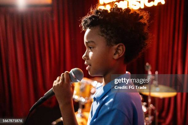 boy singing in a music contest - stand up comedy stock-fotos und bilder