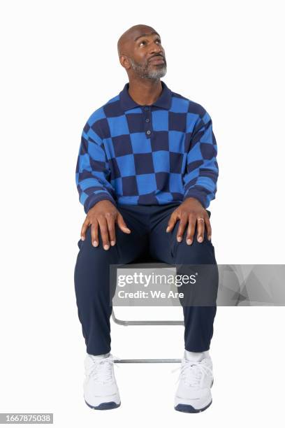 mature man looking to the side - sentar - fotografias e filmes do acervo
