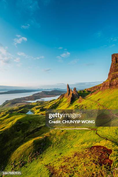 view over old man of storr, isle of skye, scotland - old man of storr stock pictures, royalty-free photos & images