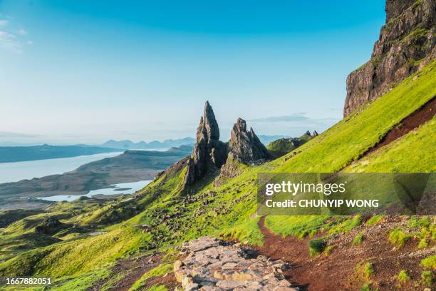 view over old man of storr, isle of skye, scotland - skye stockfoto's en -beelden