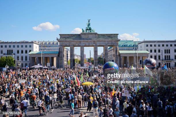 September 2023, Berlín;: "Let's save the climate" reads the message written on a balloon as thousands of people take part in the climate protection...
