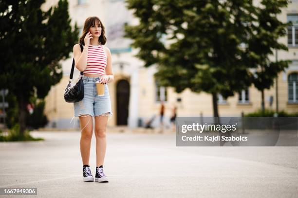 teenager girl using smart phone - eastern european 個照片及圖片檔