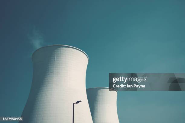 power station cooling towers - central eléctrica fotografías e imágenes de stock