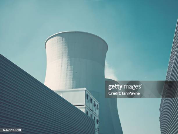 power station cooling towers - kerncentrale stockfoto's en -beelden