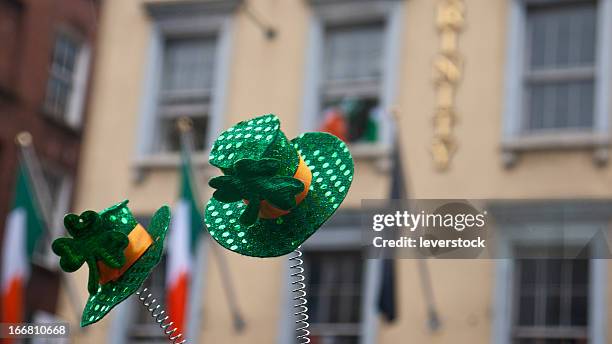 shamrock and leprechaun hats - día de san patricio fotografías e imágenes de stock