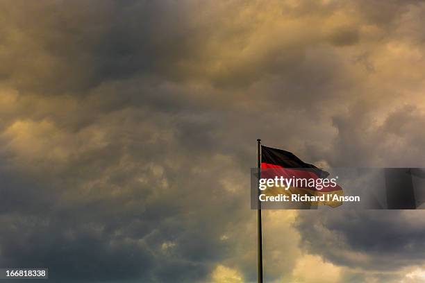german flag flying above reichstag (parliament) - deutsche flagge stock-fotos und bilder