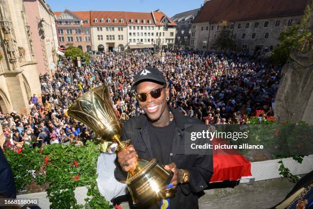 Dpatop - 15 September 2023, Lower Saxony, Brunswick: Dennis Schröder, basketball world champion, stands on the balcony of Braunschweig's city hall...