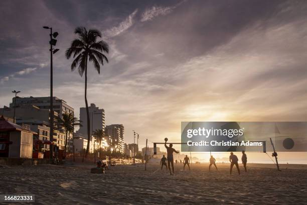 beachvolleyball at ipanema beach, - beach volleyball stockfoto's en -beelden