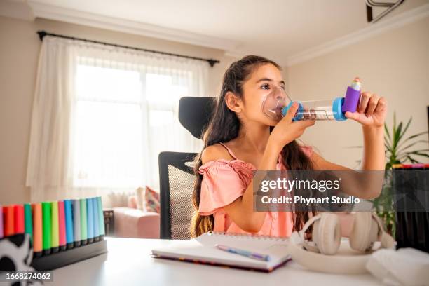 empoderado y respirable: superando los desafíos una respiración a la vez - inhalador-preventivo-del-asma fotografías e imágenes de stock