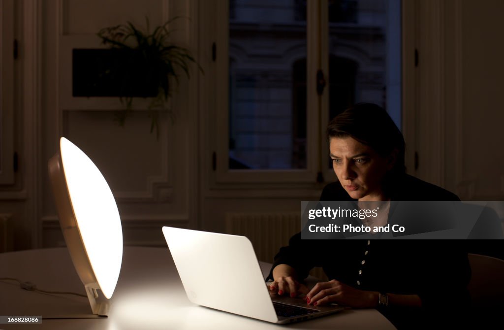 Women at the office with light therapy lamp