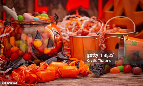 halloween candies - dulces fotografías e imágenes de stock