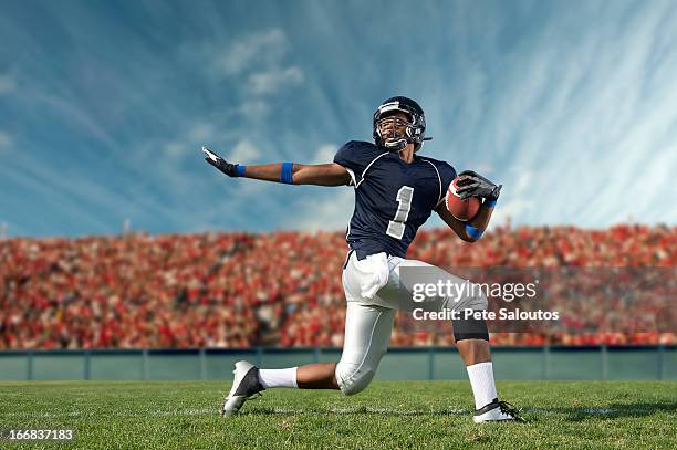 african american football player poised on field - safety american football player 個照片及圖片檔