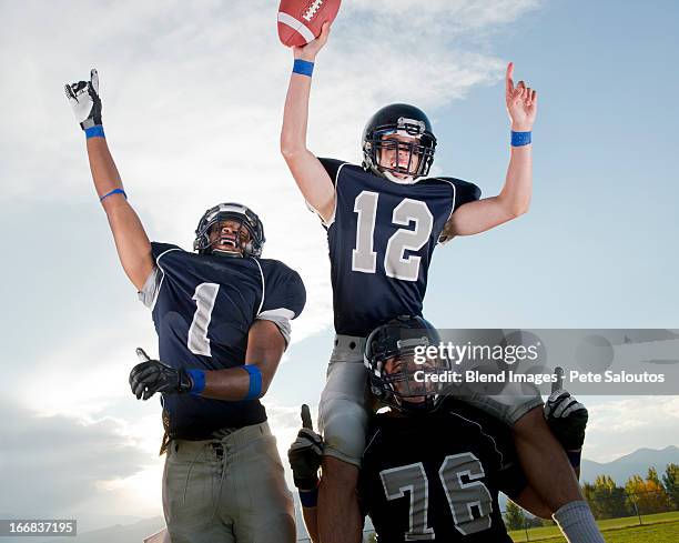 football players cheering in game - high school football stockfoto's en -beelden