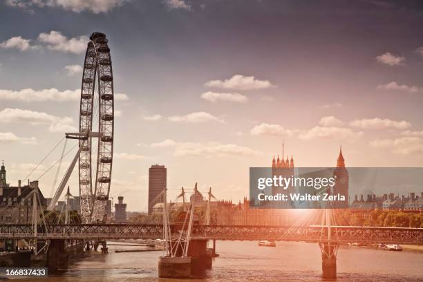 sunset over bridge and london eye - big ben london eye dusk stockfoto's en -beelden