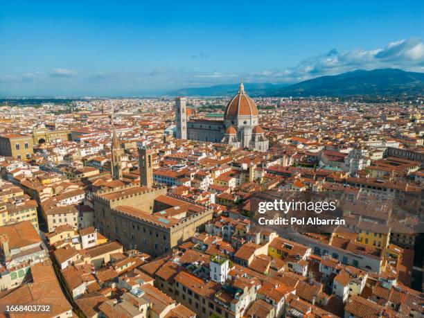 florence cathedral aerial view, cattedrale di santa maria del fiore in firenze, florence, italy on a sunny day - fiore di campo fotografías e imágenes de stock