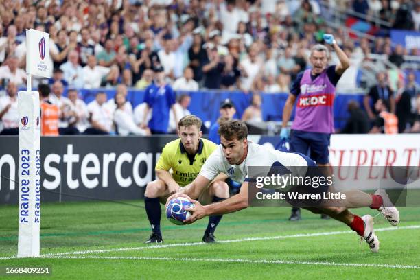 Damian Penaud of France scores his team's first try during the Rugby World Cup France 2023 Pool A match between France and New Zealand at Stade de...