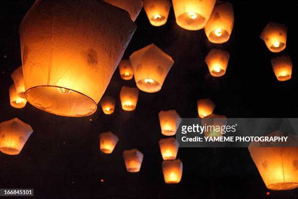 sky lantern - floating lanterns stock-fotos und bilder