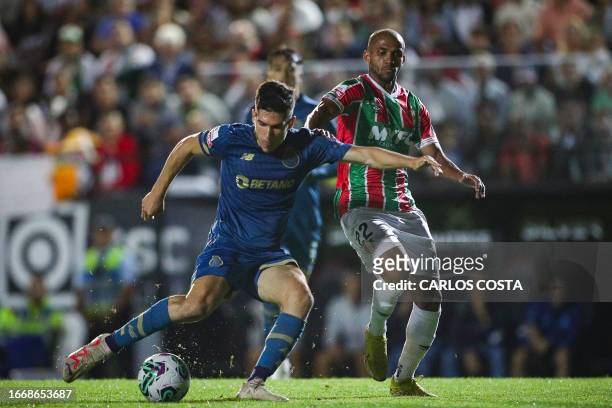Porto's Spanish forward Fran Navarro vies with Estrela da Amadora's Brazilian midfielder Leo Cordeiro during the Portuguese league football match...