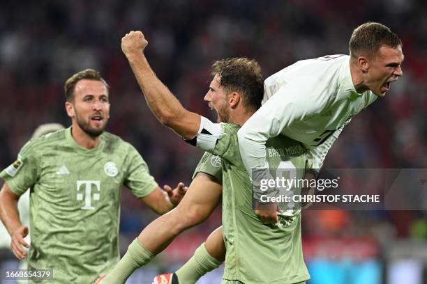 Bayern Munich's German midfielder Leon Goretzka celebrates scoring the 2-1 goal with his team-mates Bayern Munich's English forward Harry Kane and...