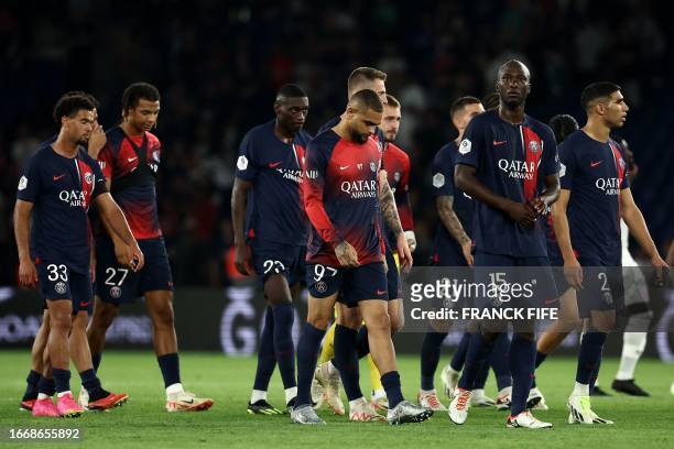 Paris Saint-Germain's players react after losing the French L1 football match between Paris Saint-Germain and OGC Nice at The Parc des Princes...