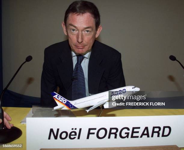 Le PDG d'Airbus Noël Forgeard s'apprête à donner une conférence de presse, le 13 juin 1999, durant le 43ème salon du Bourget. Noel Forgeard, managing...