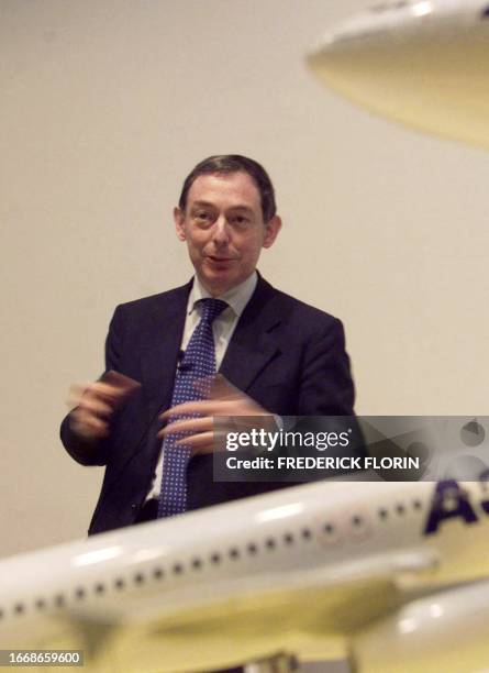 Le PDG d'Airbus Noël Forgeard s'apprête à donner une conférence de presse, le 13 juin 1999, durant le 43ème salon du Bourget. Noel Forgeard, managing...
